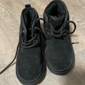 Neumel Ugg boots in black gently worn! Youth size 3